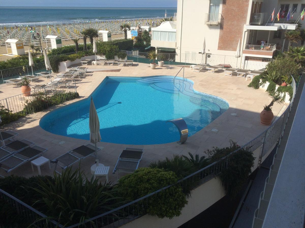 Hotel Tritone Caorle Extérieur photo